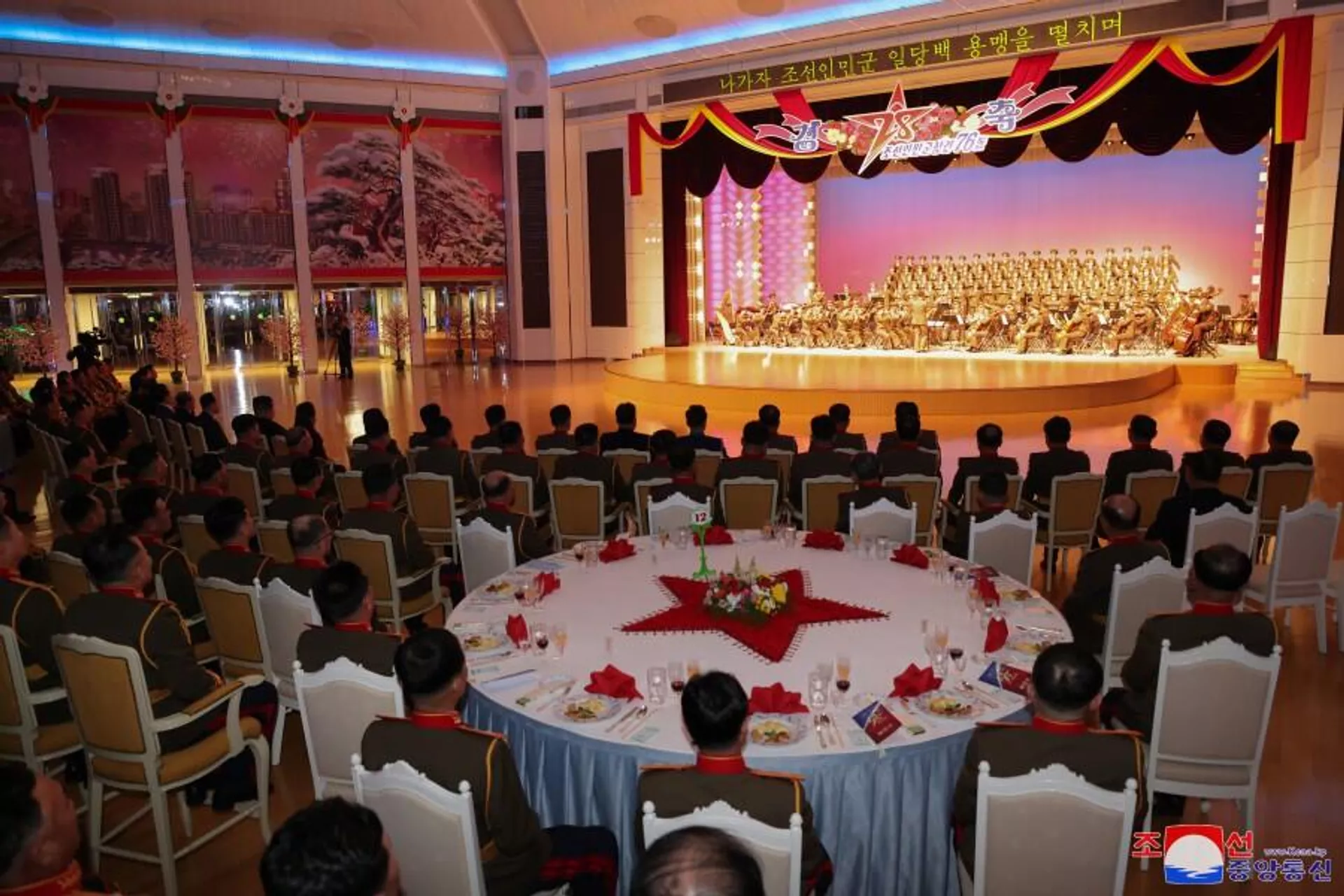 Kỷ niệm 76 năm thành lập Quân đội nhân dân Triều Tiên: Ông Kim Jong-un và con gái dự tiệc chiêu đãi - Sputnik Việt Nam, 1920, 09.02.2024