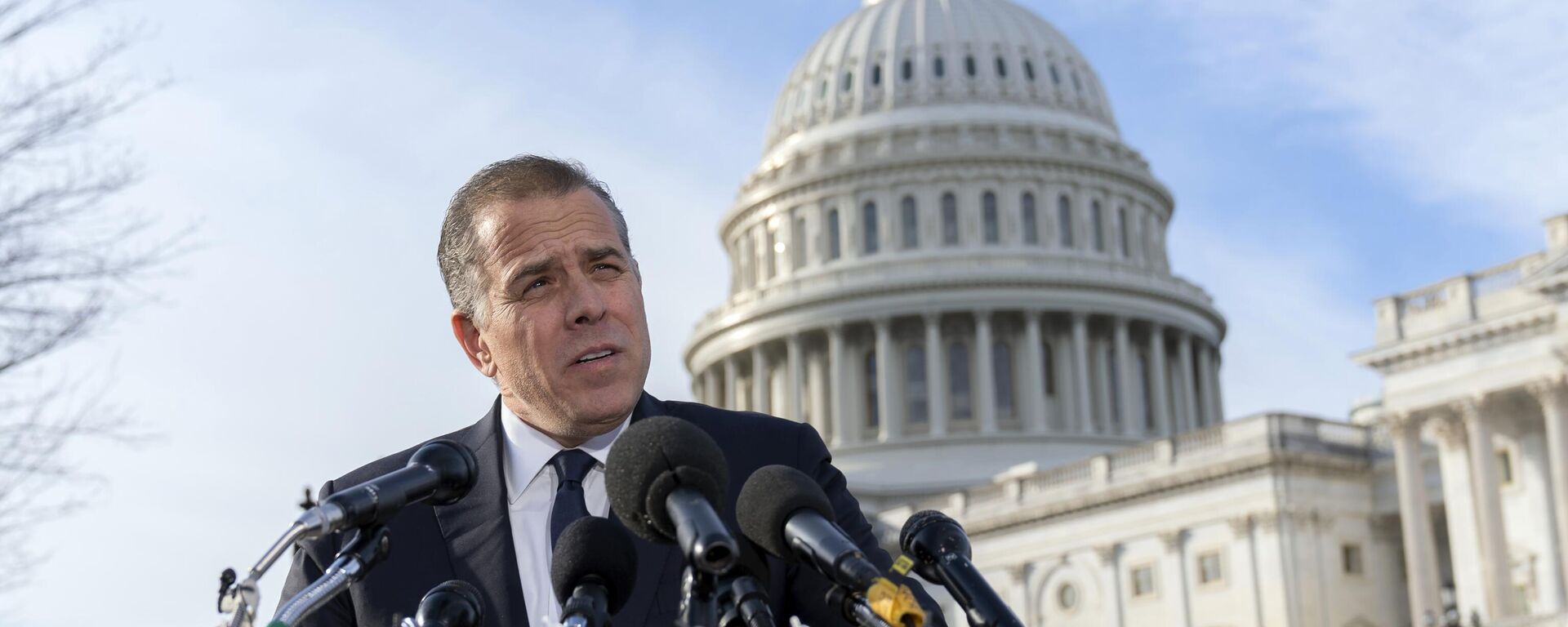 Hunter Biden, con trai Tổng thống Joe Biden, nói chuyện với các phóng viên tại Điện Capitol Hoa Kỳ - Sputnik Việt Nam, 1920, 14.02.2024