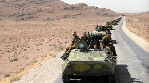 Một đoàn xe thiết bị quân sự của Liên Xô rời khỏi thành phố Kandahar, năm 1988 - Sputnik Việt Nam