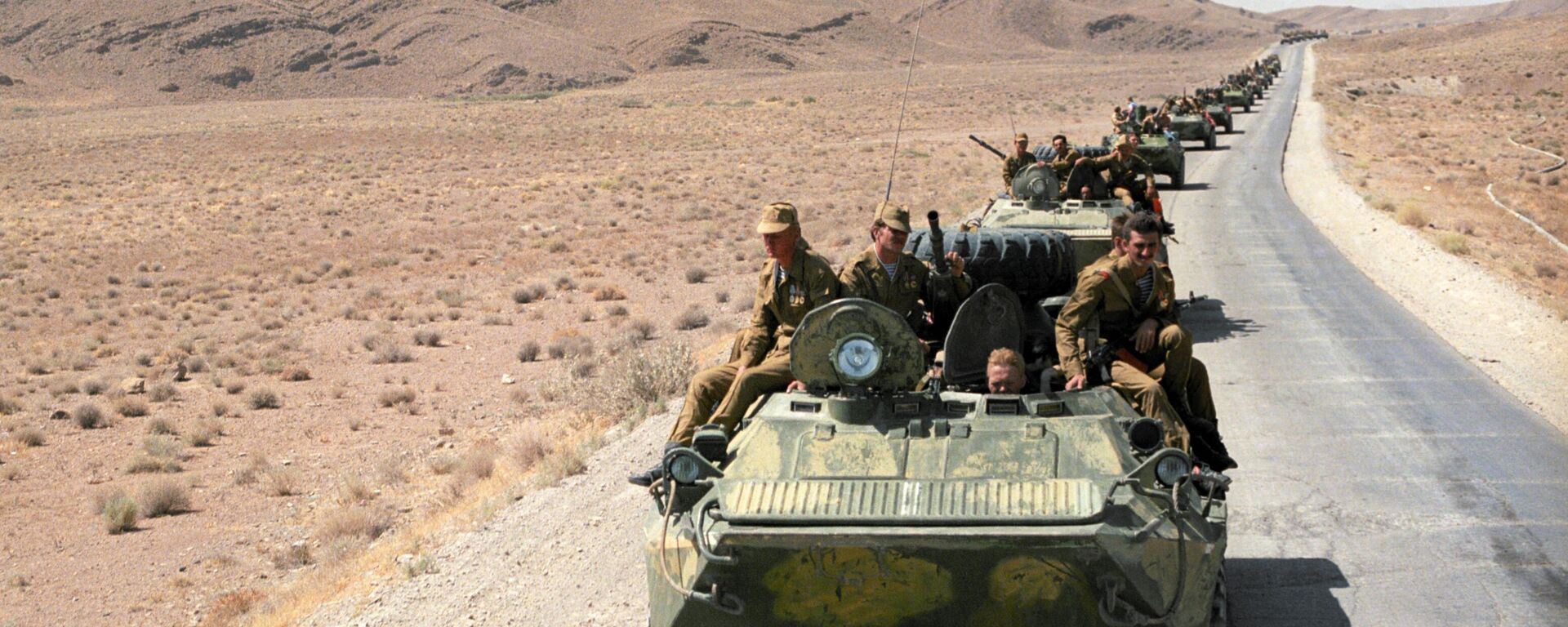 Một đoàn xe thiết bị quân sự của Liên Xô rời khỏi thành phố Kandahar, năm 1988 - Sputnik Việt Nam, 1920, 14.05.2025