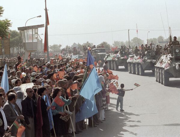 Cộng hòa Afghanistan (nay là Cộng hòa Hồi giáo Afghanistan). Rút dần dần đội quân có giới hạn của quân đội Liên Xô ra khỏi Afghanistan. Người dân đưa tiễn những người lính quốc tế Liên Xô về nước. - Sputnik Việt Nam