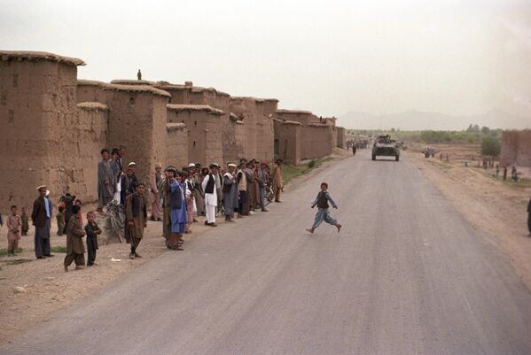 Cộng hòa Afghanistan (nay là Cộng hòa Hồi giáo Afghanistan). Chiến tranh Afghanistan 1979 - 1989. Rút dần dần đội quân quân sự có giới hạn của quân đội Liên Xô khỏi Afganistan. Người dân tiễn những người lính quốc tế Liên Xô về nước. - Sputnik Việt Nam