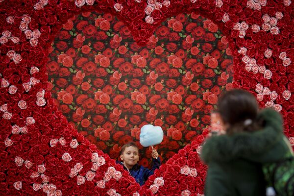 Em bé cầm kẹo bông ở Bucharest, Romania. - Sputnik Việt Nam