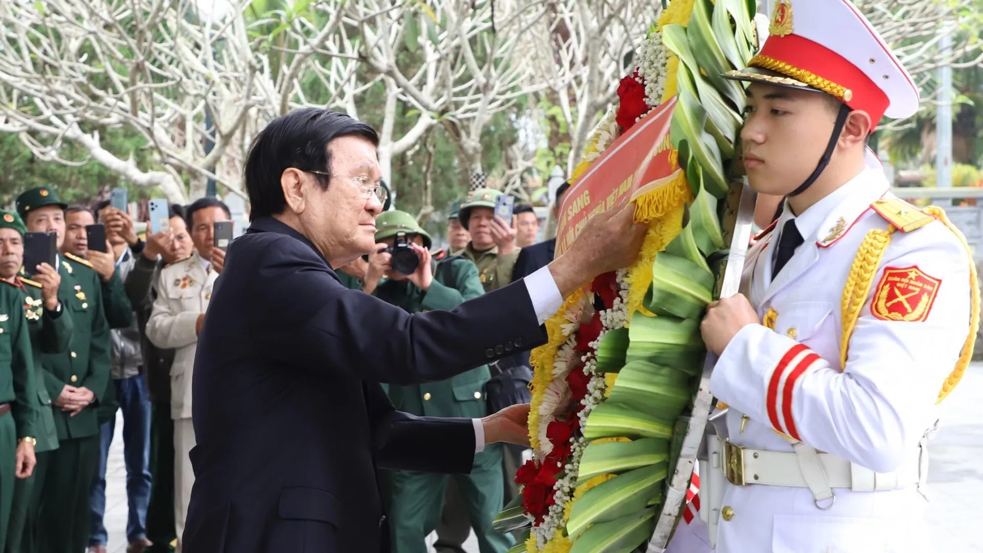 Nguyên Chủ tịch nước Trương Tấn Sang chỉnh vòng hoa trước khi dâng lên trước Tượng đài Tổ quốc ghi công tại Nghĩa trang Liệt sỹ quốc gia Vị Xuyên Nguyên Chủ tịch nước Trương Tấn Sang chỉnh vòng hoa trước khi dâng lên trước Tượng đài Tổ quốc ghi công tại Nghĩa trang Liệt sỹ quốc gia Vị Xuyên - Sputnik Việt Nam, 1920, 17.02.2024