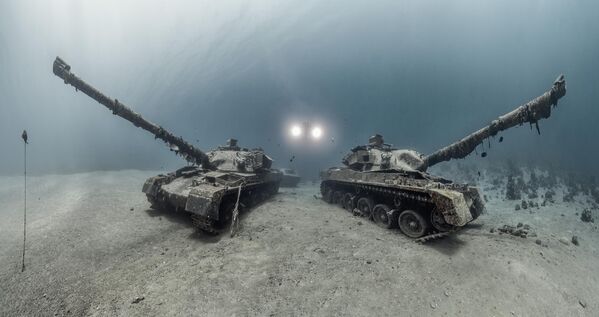 Bức ảnh Chieftain Tanks (Xe tăng dẫn đầu) của nhiếp ảnh gia Mỹ Martin Broen, chiến thắng hạng mục Wrecks (Xác tàu) trong cuộc thi Nhiếp ảnh gia dưới nước năm 2024 - Sputnik Việt Nam