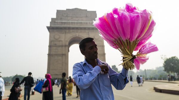 Một người bán kẹo bông đang đợi khách tại Cổng Ấn Độ ở New Delhi, Ấn Độ. - Sputnik Việt Nam