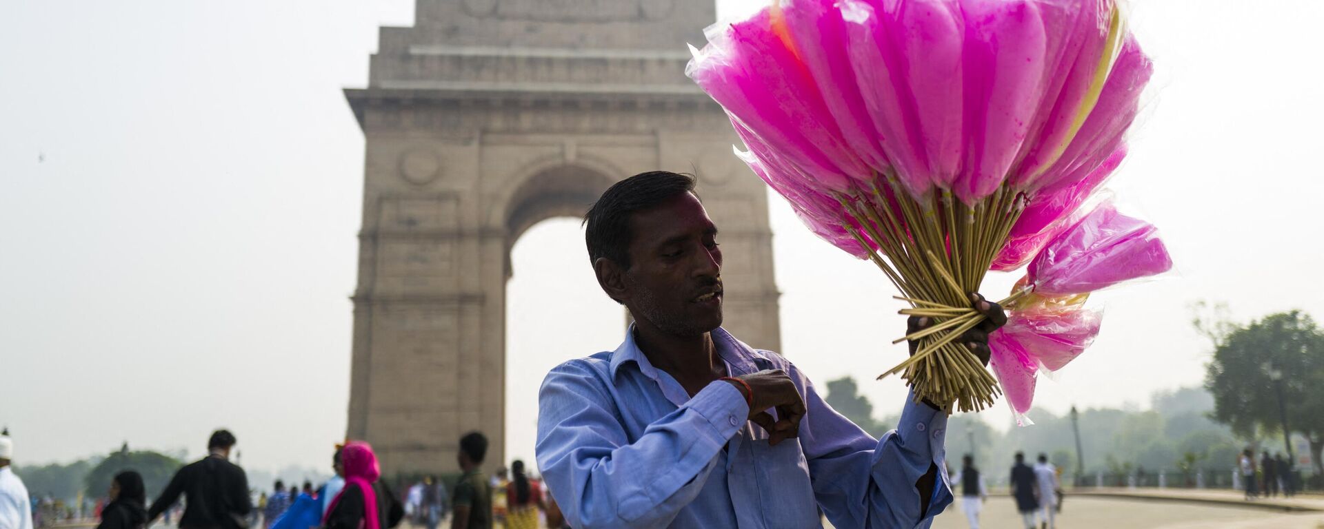 Một người bán kẹo bông đang đợi khách tại Cổng Ấn Độ ở New Delhi, Ấn Độ. - Sputnik Việt Nam, 1920, 20.02.2024