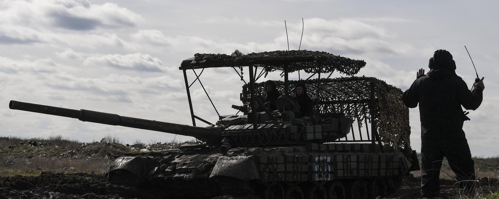 Kiểm tra xe tăng T-80BVM sau sửa chữa - Sputnik Việt Nam, 1920, 15.07.2026