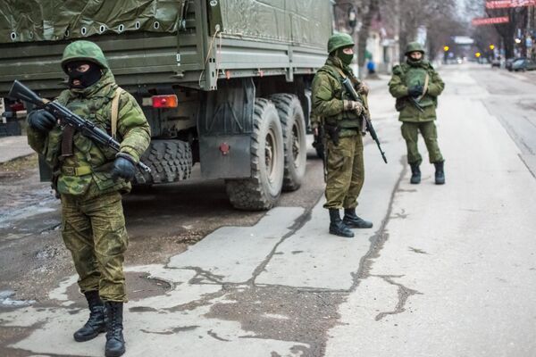 Quân nhân trên đường phố Simferopol - Sputnik Việt Nam