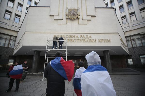 Công nhân tháo tấm biển bằng tiếng Ukraina của Verkhovna Rada (Quốc hội) Cộng hòa tự trị Crưm - Sputnik Việt Nam