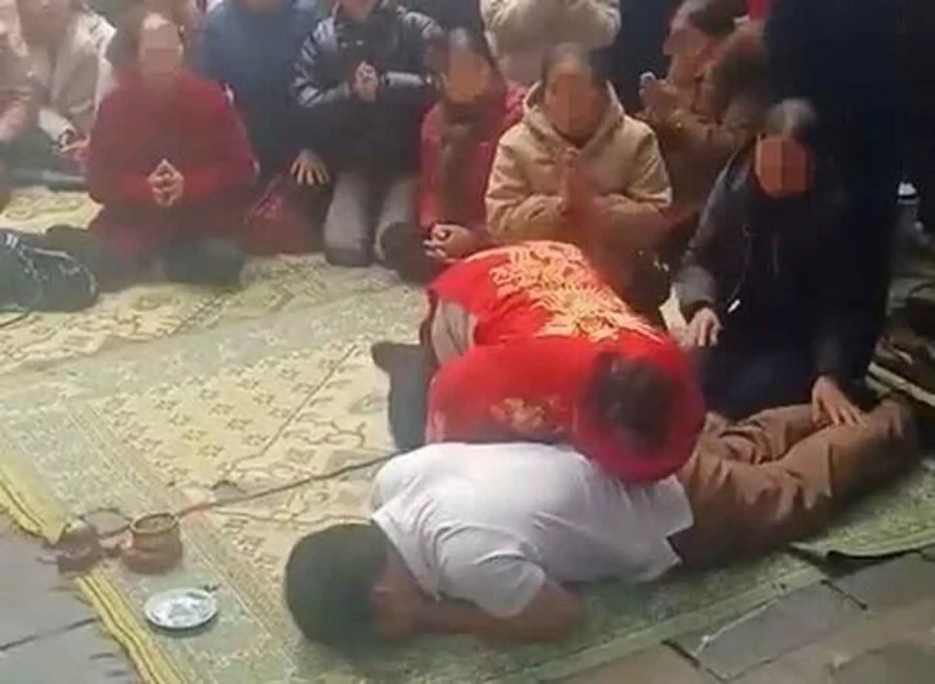 Bà Ch mặc áo đỏ, đầu đóng khăn có biểu hiện nhập thần hổ với biểu hiện mê tín dị đoan tại chùa Hương Tích nên đã bị lập biên bản. Bà Ch mặc áo đỏ, đầu đóng khăn có biểu hiện nhập thần hổ với biểu hiện mê tín dị đoan tại chùa Hương Tích nên đã bị lập biên bản. - Sputnik Việt Nam, 1920, 04.03.2024