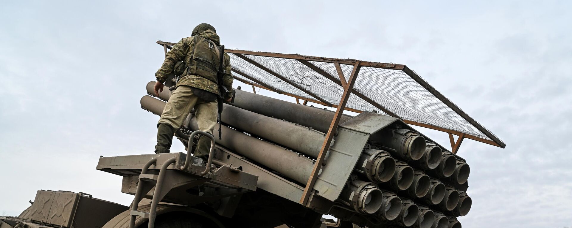 Quân nhân đơn vị tên lửa phóng loạt 9K57 Uragan (MLRS) thuộc Quân khu Trung tâm trước khi thực hiện nhiệm vụ chiến đấu theo hướng Avdeevka trong chiến dịch quân sự đặc biệt - Sputnik Việt Nam, 1920, 09.03.2024