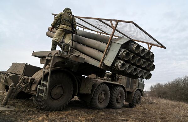 Quân nhân đơn vị tên lửa phóng loạt 9K57 Uragan (MLRS) thuộc Quân khu Trung tâm trước khi thực hiện nhiệm vụ chiến đấu theo hướng Avdeevka trong chiến dịch quân sự đặc biệt - Sputnik Việt Nam