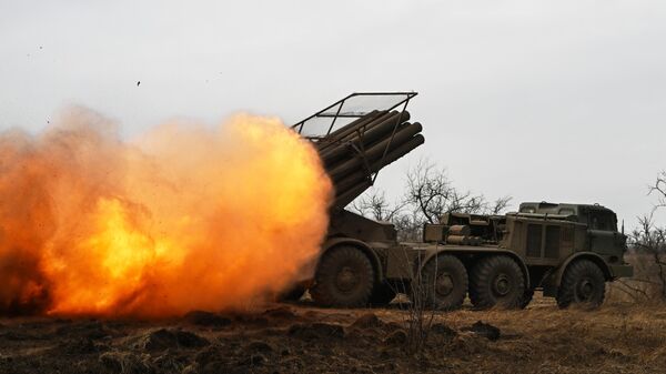 Hệ thống tên lửa phóng loạt (MLRS) 9K57 Uragan của Quân khu Trung tâm đang tấn công các cứ điểm của Lực lượng vũ trang Ukraina theo hướng Avdeevka trong chiến dịch quân sự đặc biệt - Sputnik Việt Nam