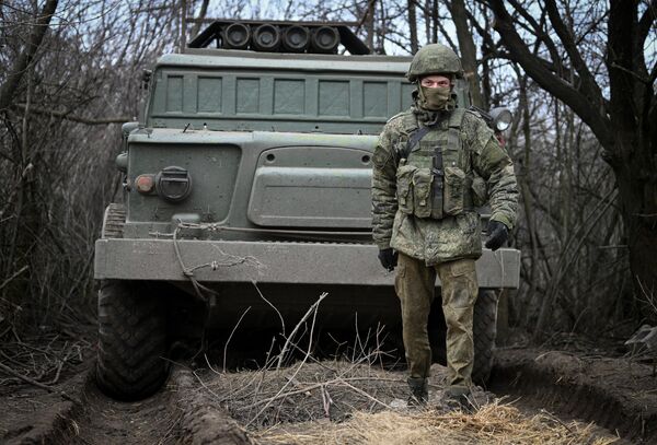 Quân nhân đơn vị tên lửa phóng loạt 9K57 Uragan (MLRS) thuộc Quân khu Trung tâm trước khi thực hiện nhiệm vụ chiến đấu theo hướng Avdeevka trong chiến dịch quân sự đặc biệt - Sputnik Việt Nam