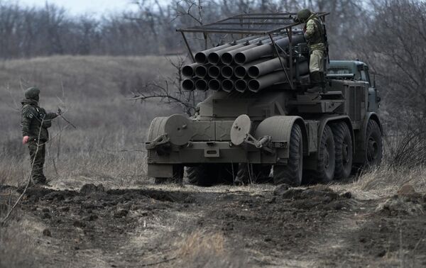 Hệ thống tên lửa phóng loạt (MLRS) 9K57 &quot;Uragan&quot; của Quân khu Trung tâm đang tấn công các cứ điểm của Lực lượng vũ trang Ukraina theo hướng Avdeevka trong chiến dịch quân sự đặc biệt - Sputnik Việt Nam