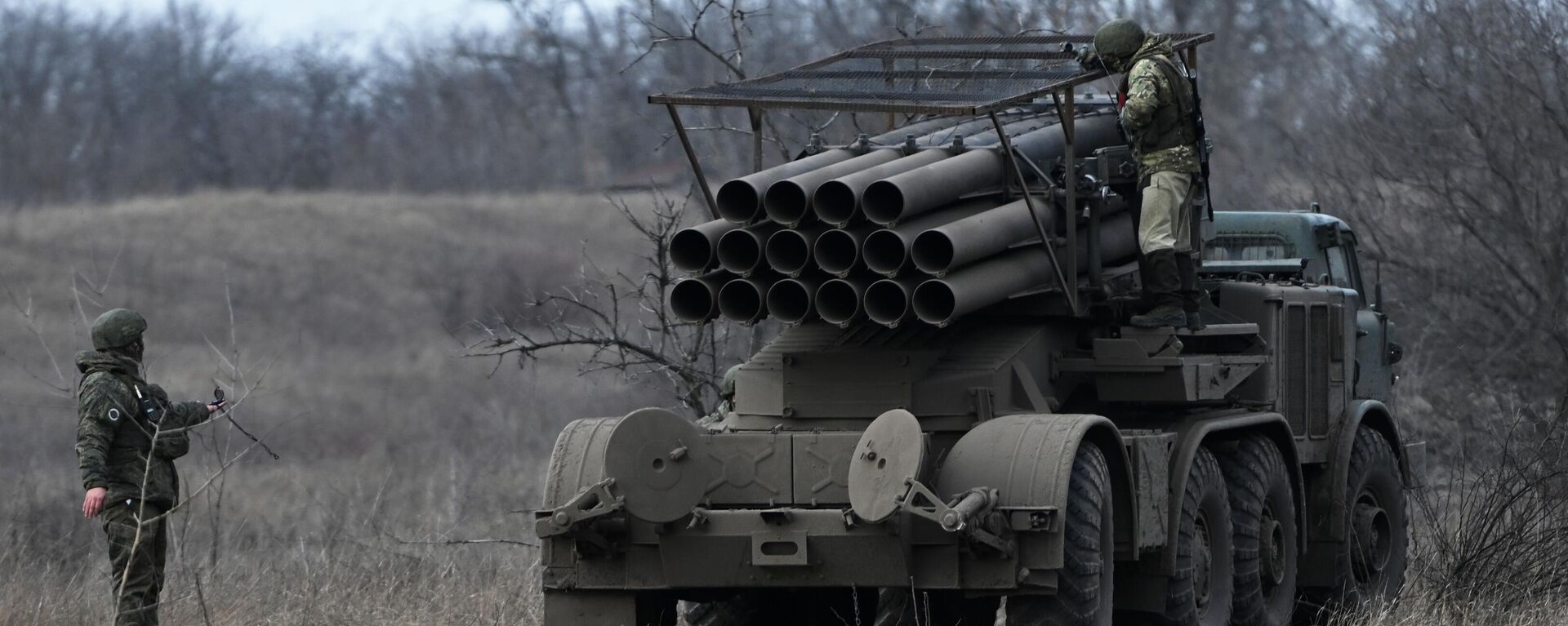 Hệ thống tên lửa phóng loạt (MLRS) 9K57 Uragan của Quân khu Trung tâm đang tấn công các cứ điểm của Lực lượng vũ trang Ukraina theo hướng Avdeevka trong chiến dịch quân sự đặc biệt - Sputnik Việt Nam, 1920, 15.06.2024