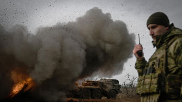 Hệ thống tên lửa phóng loạt (MLRS) 9K57 Uragan của Quân khu Trung tâm đang tấn công các cứ điểm của Lực lượng vũ trang Ukraina theo hướng Avdeevka trong chiến dịch quân sự đặc biệt - Sputnik Việt Nam