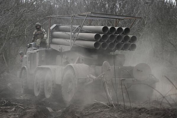 Hệ thống tên lửa phóng loạt (MLRS) 9K57 &quot;Uragan&quot; của Quân khu Trung tâm đang tấn công các cứ điểm của Lực lượng vũ trang Ukraina theo hướng Avdeevka trong chiến dịch quân sự đặc biệt - Sputnik Việt Nam