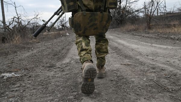 Chiến sĩ của Lữ đoàn Kỹ thuật Độc lập thuộc Quân khu Trung tâm tiến hành hoạt động nhân đạo rà phá bom mìn ở Avdeevka trong quá trình chiến dịch quân sự đặc biệt - Sputnik Việt Nam