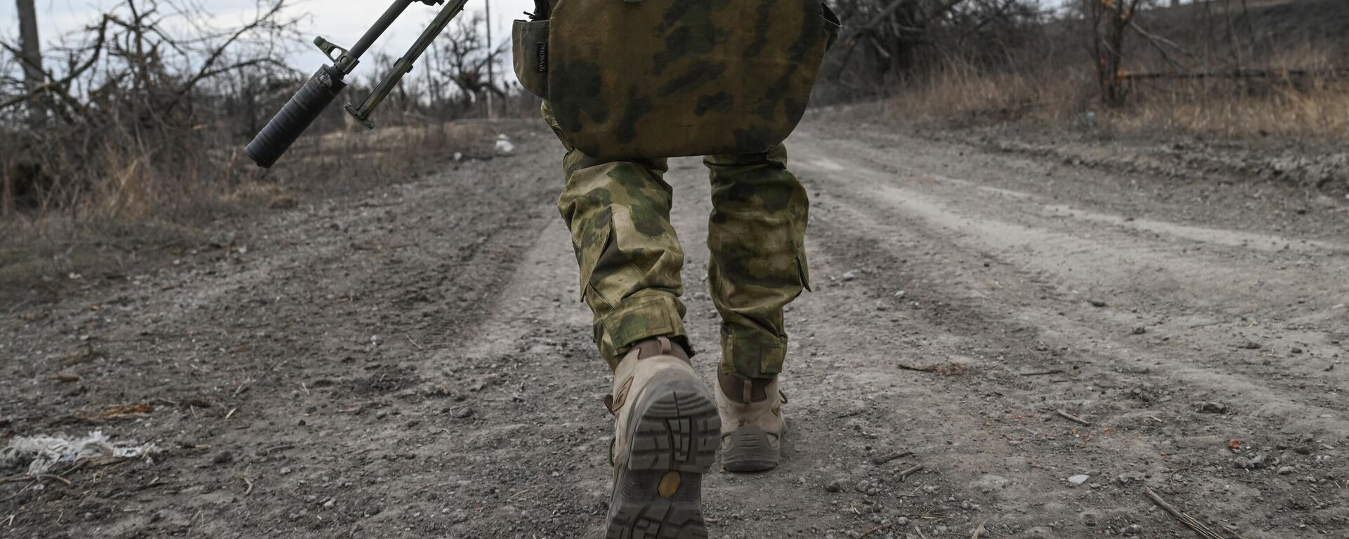 Chiến sĩ của Lữ đoàn Kỹ thuật Độc lập thuộc Quân khu Trung tâm tiến hành hoạt động nhân đạo rà phá bom mìn ở Avdeevka trong quá trình chiến dịch quân sự đặc biệt - Sputnik Việt Nam, 1920, 26.08.2025