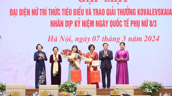 Phó Thủ tướng gặp mặt đại diện nữ trí thức tiêu biểu và trao Giải thưởng Kovalevskaia năm 2023 - Sputnik Việt Nam