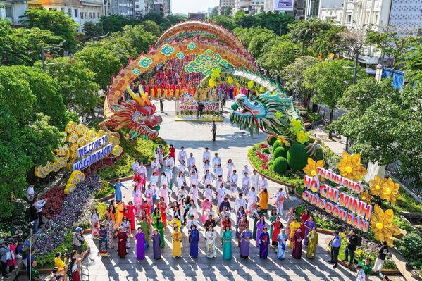 Ngày 8/3/2024, tại phố đi bộ Nguyễn Huệ (Quận 1), Hội Liên hiệp Phụ nữ Thành phố Hồ Chí Minh tổ chức chương trình họp mặt kỷ niệm 114 năm Ngày Quốc tế Phụ nữ (8/3) và 1984 năm cuộc khởi nghĩa Hai Bà Trưng, đồng diễn áo dài với chủ đề “Tôi yêu áo dài Việt Nam”. - Sputnik Việt Nam