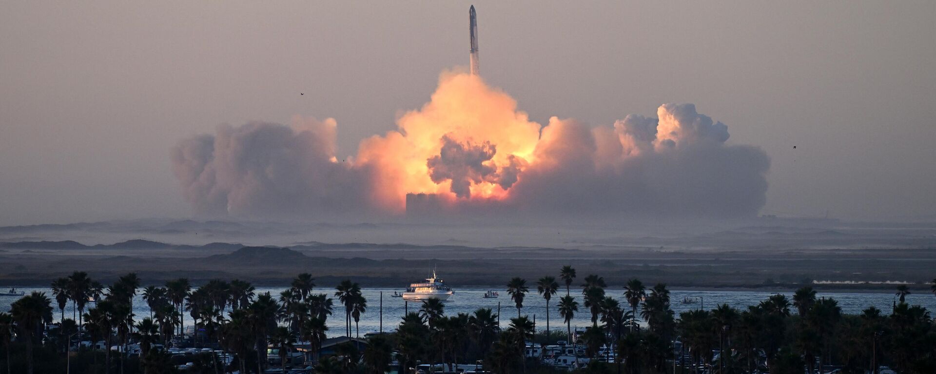 Tên lửa Starship của SpaceX phóng từ Starbase trong chuyến bay thử nghiệm thứ hai ở Boca Chica, Texas, vào ngày 18 tháng 11 năm 2023. - Sputnik Việt Nam, 1920, 28.08.2024