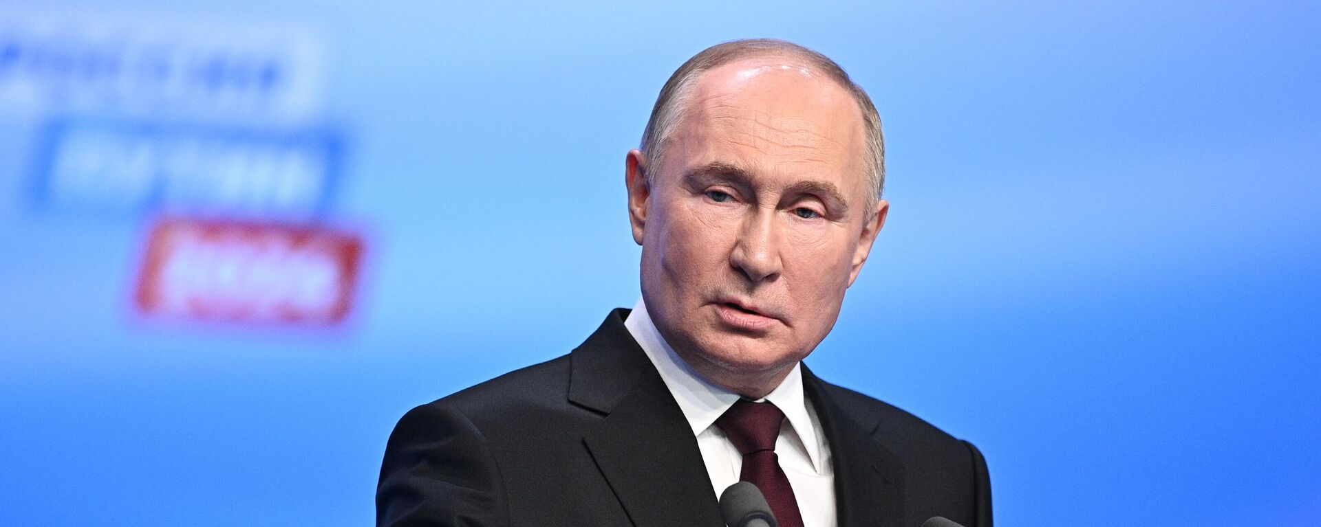 Ứng cử viên tổng thống Nga và đương kim Tổng thống Nga Vladimir Putin nói chuyện với các phóng viên tại trụ sở chiến dịch tranh cử của ông. - Sputnik Việt Nam, 1920, 18.03.2024