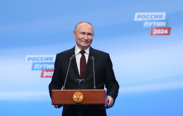 Ứng cử viên tổng thống Nga, đương kim Tổng thống Nga Vladimir Putin nói chuyện với phóng viên tại trụ sở chiến dịch tranh cử của ông - Sputnik Việt Nam