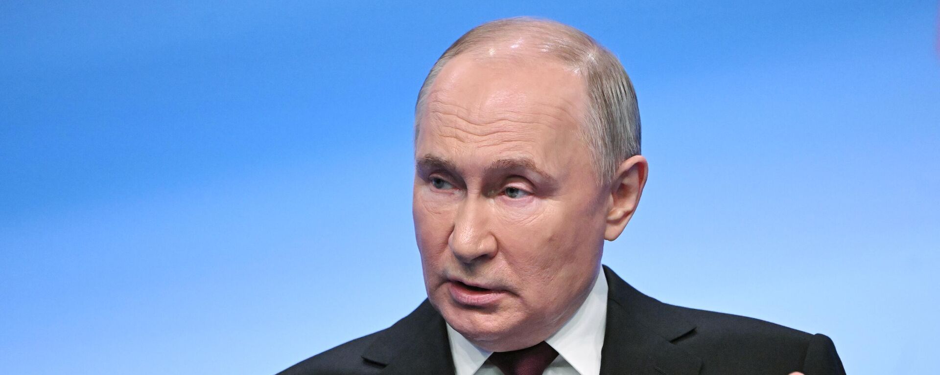 Ứng cử viên tổng thống Nga, đương kim Tổng thống Nga Vladimir Putin nói chuyện với phóng viên tại trụ sở chiến dịch tranh cử của ông - Sputnik Việt Nam, 1920, 07.05.2024