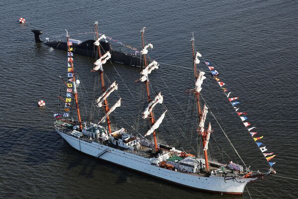 Thuyền buồm &quot;Sedov&quot; và tàu ngầm hạt nhân &quot;Vepr&quot; tại buổi tổng duyệt hải quân nhân Ngày Hải quân ở Kronstadt - Sputnik Việt Nam