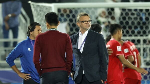 Huấn luyện viên người Pháp của Việt Nam Philippe Troussier theo dõi kết thúc một trận bóng đá, ảnh tư liệu - Sputnik Việt Nam