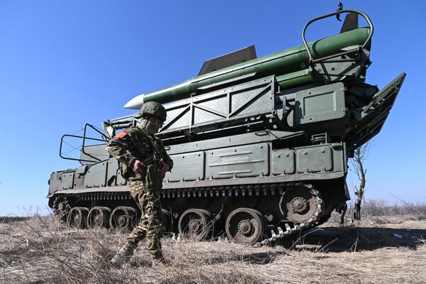 Hệ thống tên lửa phòng không BUK-M2 theo hướng Avdeevka - Sputnik Việt Nam