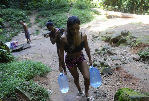 Cô gái xách chai nước uống ở Rio de Janeiro, Brazil - Sputnik Việt Nam