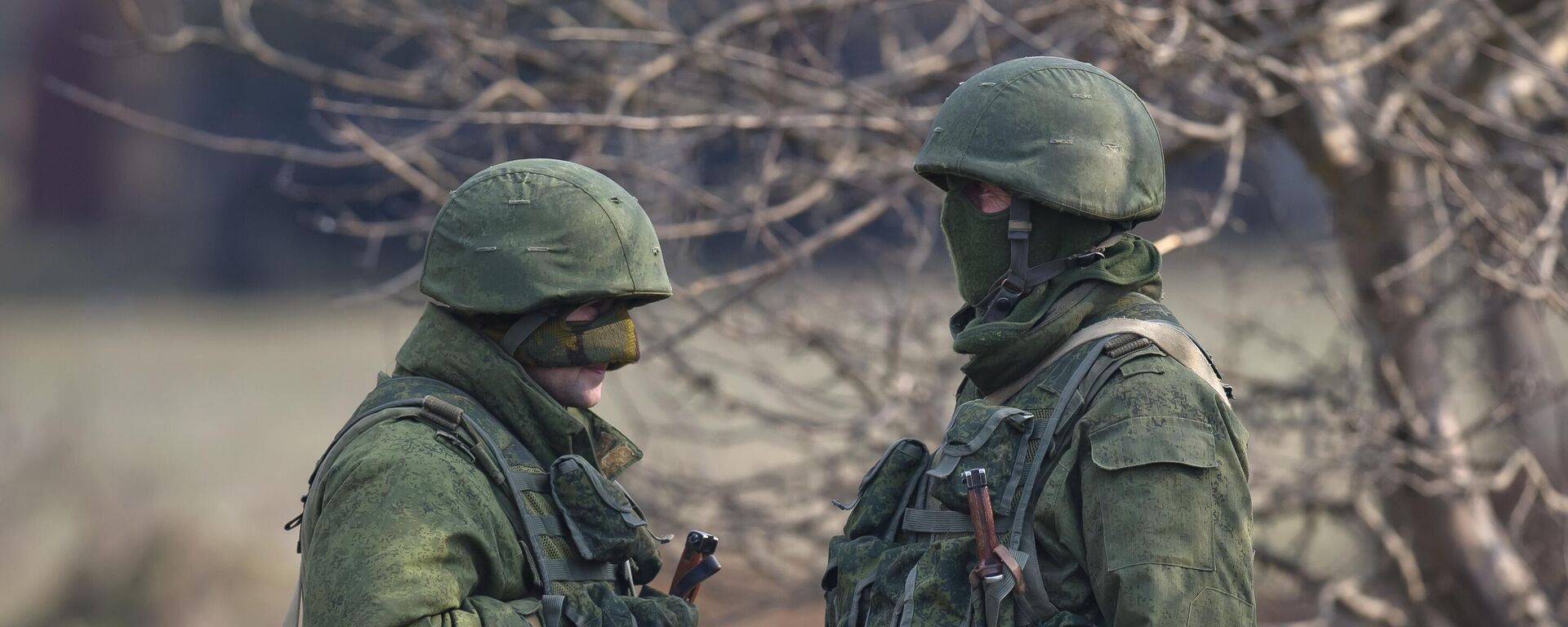 Pro-Russian soldiers stands outside the Ukrainian infantry base in Perevalne, Ukraine, Wednesday, March 12, 2014 - Sputnik Việt Nam, 1920, 12.06.2026