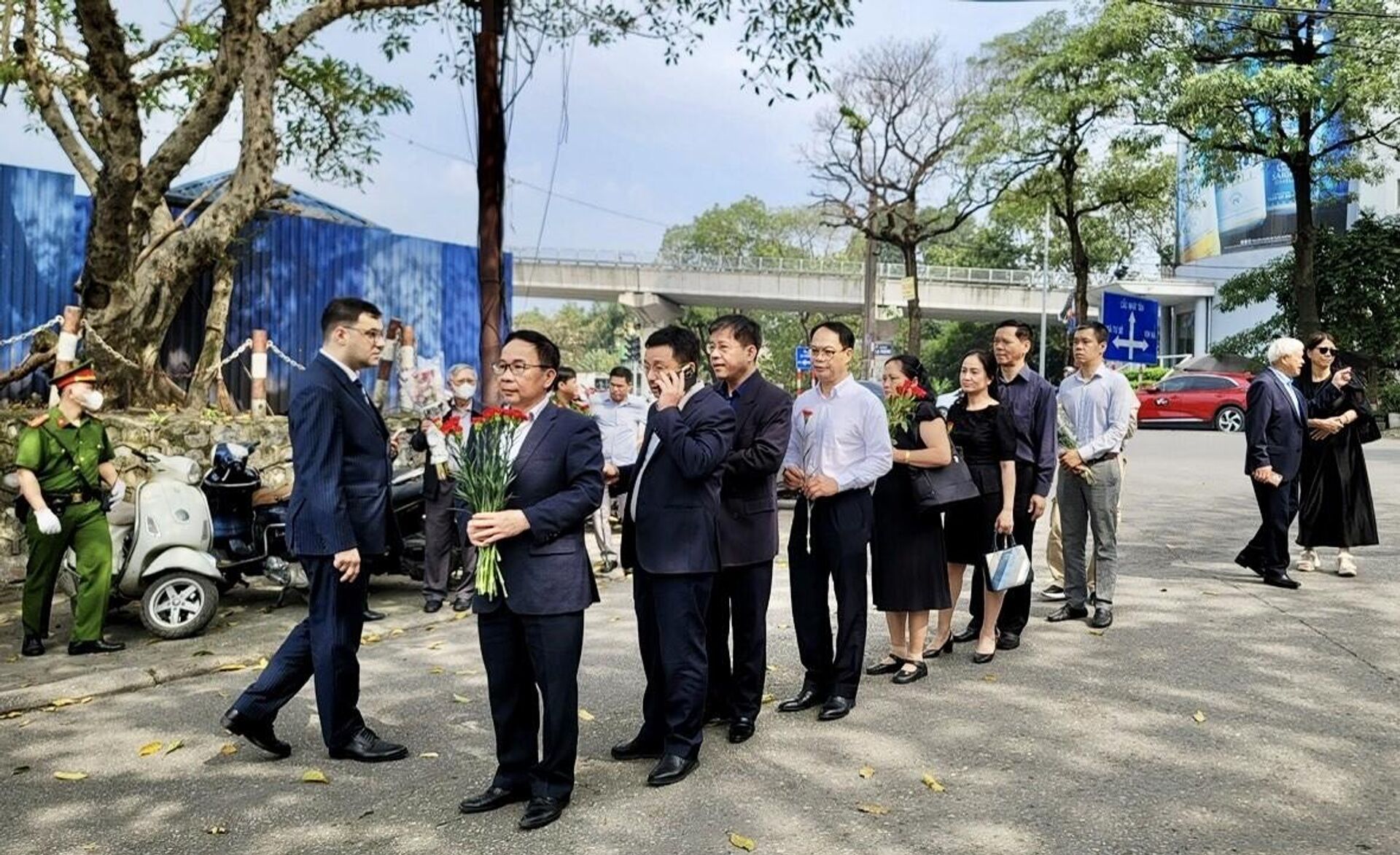 Cựu LHS Đại học giao thông đường sắt Moskva (MIIT) sắp hàng vào Đại sứ quán để tưởng niệm - Sputnik Việt Nam, 1920, 29.03.2024