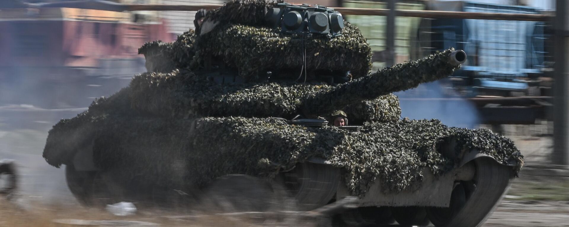 Танк Т-72 группировки войск Центр во время выполнения боевых задач на Авдеевском направлени - Sputnik Việt Nam, 1920, 11.04.2024