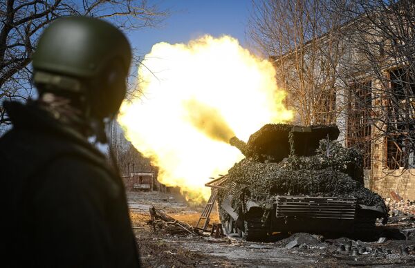 Xe tăng T-72 nhóm quân &quot;Trung tâm&quot; hoạt động chiến đấu theo hướng Avdeevka trong chiến dịch quân sự đặc biệt - Sputnik Việt Nam