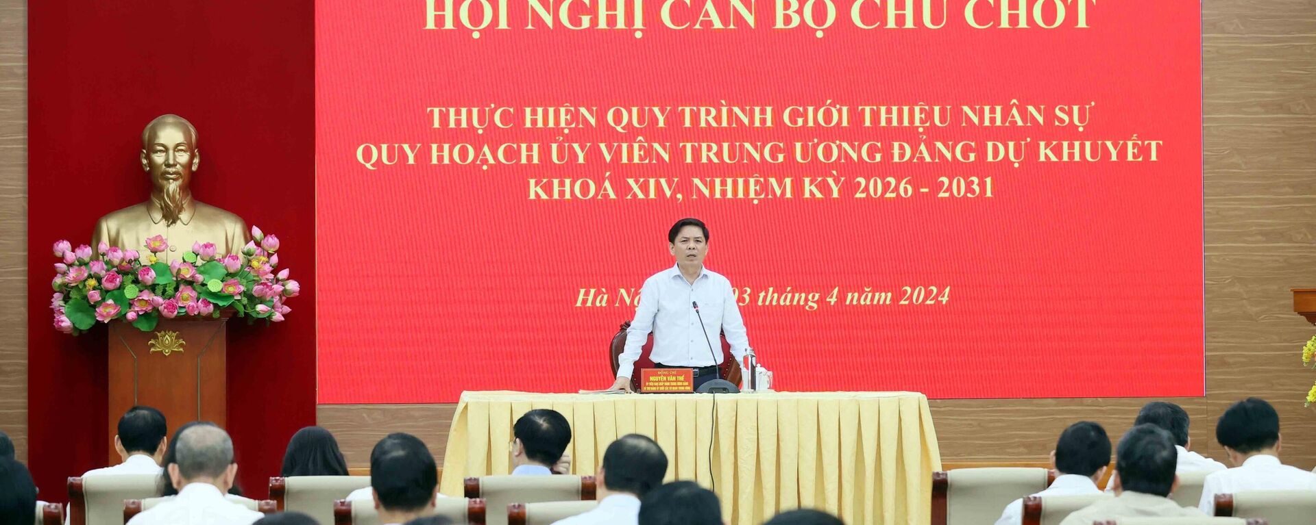 Đồng chí Nguyễn Văn Thể, Ủy viên Trung ương Đảng, Bí thư Đảng ủy Khối các cơ quan Trung ương chủ trì hội nghị. - Sputnik Việt Nam, 1920, 03.04.2024