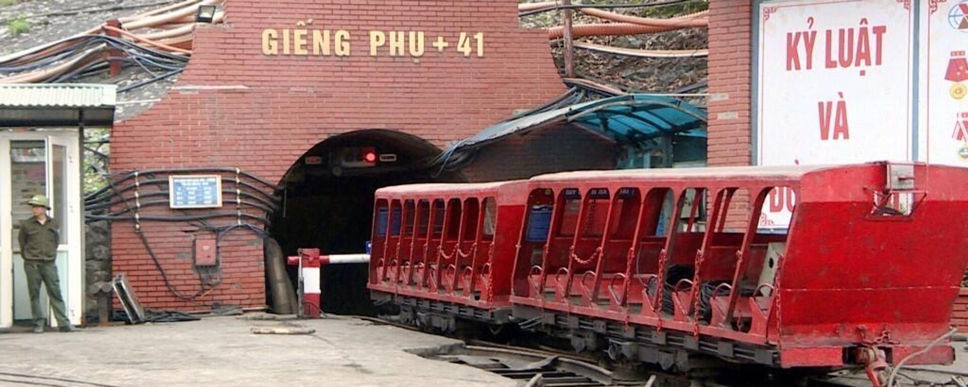 Bộ trưởng TN và MT yêu cầu làm rõ nguyên nhân sự cố hầm lò làm 4 người tử vong - Sputnik Việt Nam, 1920, 04.04.2024