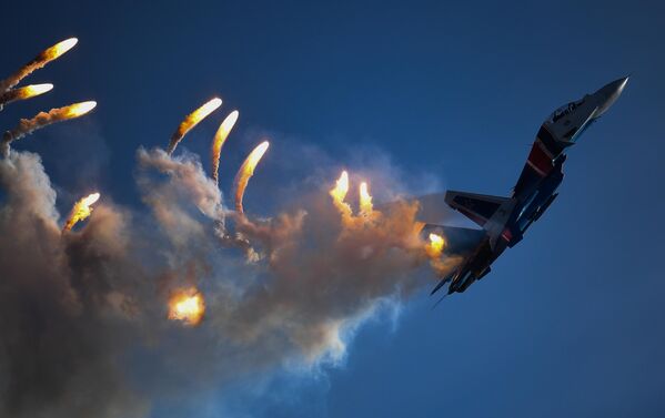 Tiêm kích đa năng Su-30SM của phi đội &quot;Hiệp sĩ Nga&quot; tại lễ bế mạc Diễn đàn Kỹ thuật-Quân sự Quốc tế lần thứ IV Army-2018 - Sputnik Việt Nam