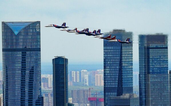 Máy bay chiến đấu Su-35S của phi đội &quot;Hiệp sĩ Nga&quot; bay qua trung tâm thương mại &#x27;&#x27;Moskva city&#x27;&#x27; trong phần trình diễn máy bay của cuộc duyệt binh kỷ niệm 76 năm Chiến thắng Chiến tranh Vệ quốc vĩ đại ở Moskva - Sputnik Việt Nam