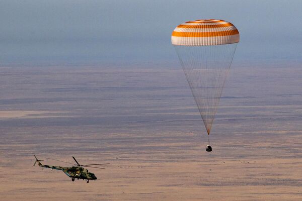 Các thành viên trong đoàn làm phim “Thử thách” và nhà du hành vũ trụ Roscosmos Oleg Novitsky trở lại trái đất từ trạm MKS - Sputnik Việt Nam