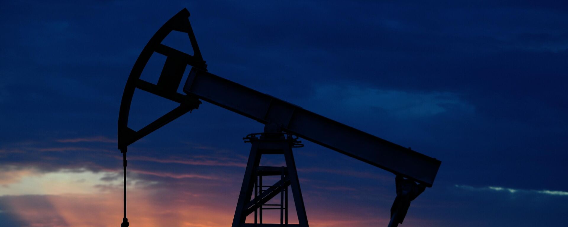 Một máy bơm dầu được nhìn thấy ở quận Almetyevsky, Cộng hòa Tatarstan, Nga - Sputnik Việt Nam, 1920, 13.03.2026