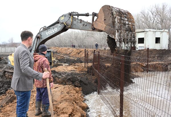 Công nhân vá con đập ở Orenburg - Sputnik Việt Nam