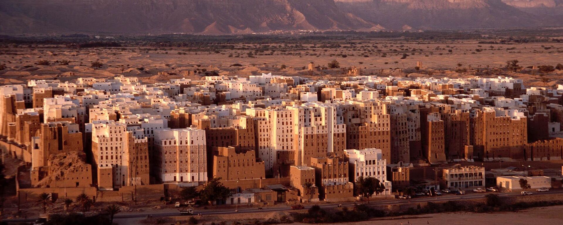 Quang cảnh các tòa nhà chọc trời ở thành phố Shibam của Yemen - Sputnik Việt Nam, 1920, 07.04.2025