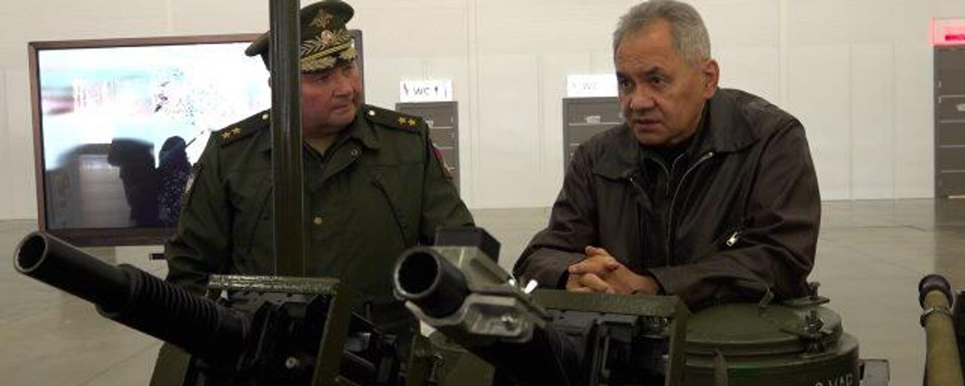 Sergei Shoigu kiểm tra các robot vận tải đa năng vừa được tạo ra ở Nga - Sputnik Việt Nam, 1920, 17.04.2024