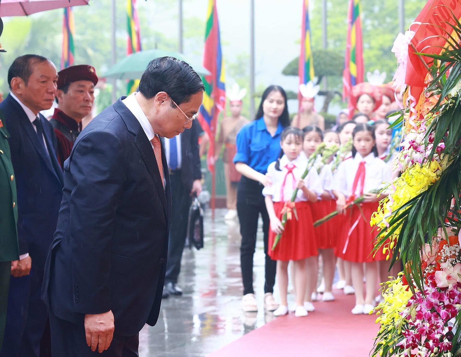 Thủ tướng Phạm Minh Chính cùng lãnh đạo Đảng, Nhà nước dâng hoa trước Bức phù điêu Bác Hồ nói chuyện với Đại đoàn 308 trong Khu Di tích lịch sử Quốc gia đặc biệt Đền Hùng - Sputnik Việt Nam, 1920, 18.04.2024