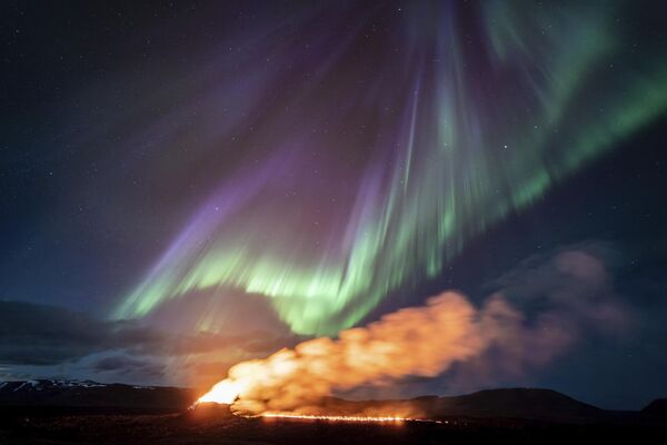 Quang cảnh khu vực phun trào núi lửa với cực quang phía bắc ở hậu cảnh, Grindavik, Iceland - Sputnik Việt Nam